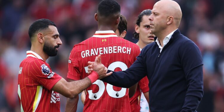 Cumprimento entre Mohamed Salah e Arne Slot