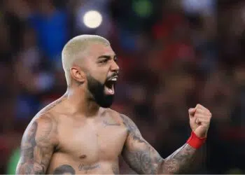 Gabigol, alvo do Santos, comemorando gol do Flamengo em 2019