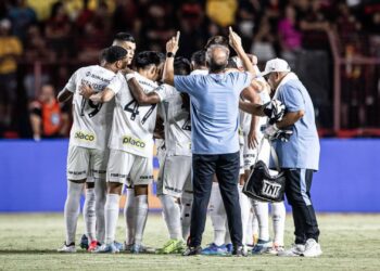 Time do Santos reunido antes de partida contra o Sport na Série B