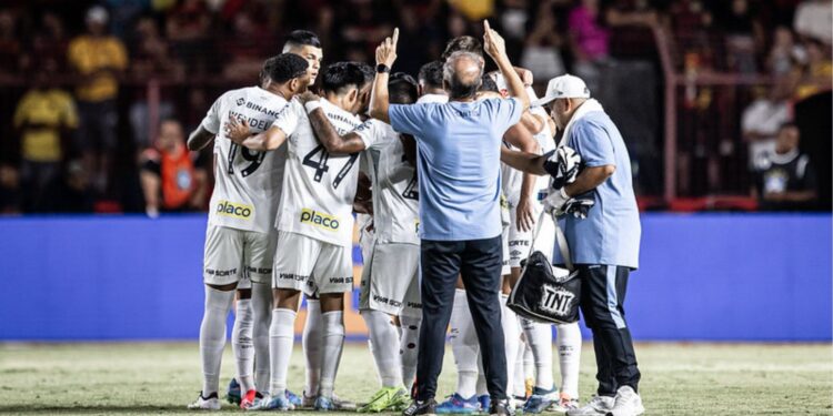 Time do Santos reunido antes de partida contra o Sport na Série B
