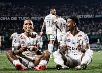 Otero e Hayner comemorando o segundo gol do Santos contra o Coritiba