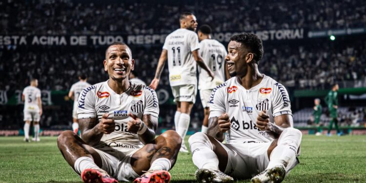 Otero e Hayner comemorando o segundo gol do Santos contra o Coritiba