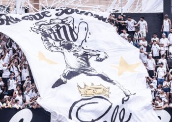 Torcida do Santos com bandeirão em homenagem a Pelé