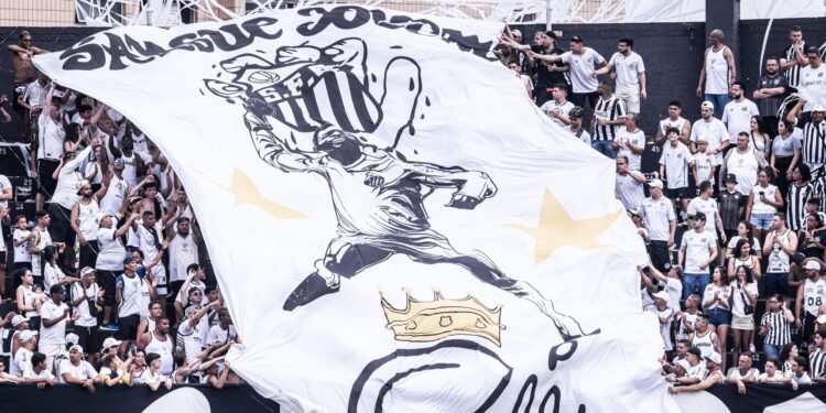 Torcida do Santos com bandeirão em homenagem a Pelé