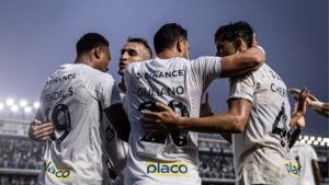 Giuliano comemorando gol do Santos com os companheiros