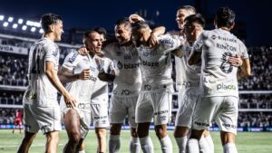 Jogadores do Santos comemorando vitória diante do Vila Nova, na 35ª rodada da Série B
