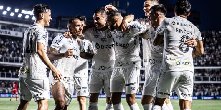 Jogadores do Santos comemorando vitória diante do Vila Nova, na 35ª rodada da Série B