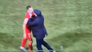 Série C da Itália teve agressão do técnico em jogador