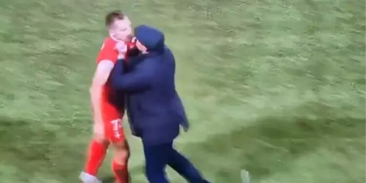 Série C da Itália teve agressão do técnico em jogador