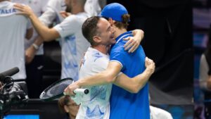 Sinner e técnico comemorando a segunda final consecutiva da Copa Davis