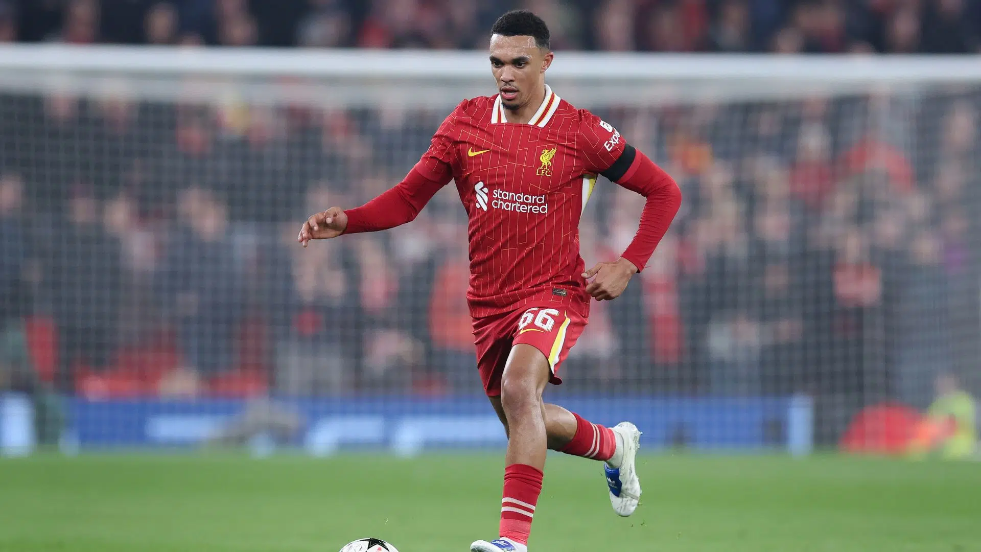 Trent Alexander-Arnold em ação pelo Liverpool, contra o Leverkusen 