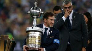 Alejandro Domínguez, presidente da Conmebol, com a taça da Libertadores