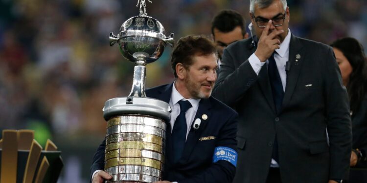 Alejandro Domínguez, presidente da Conmebol, com a taça da Libertadores