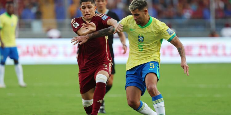 Bruno Guimarães e Savarino disputando por posse de bola, em Venezuela x Brasil
