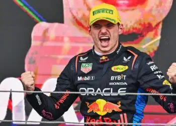 Max Verstappen comemorando vitória histórica no GP de São Paulo