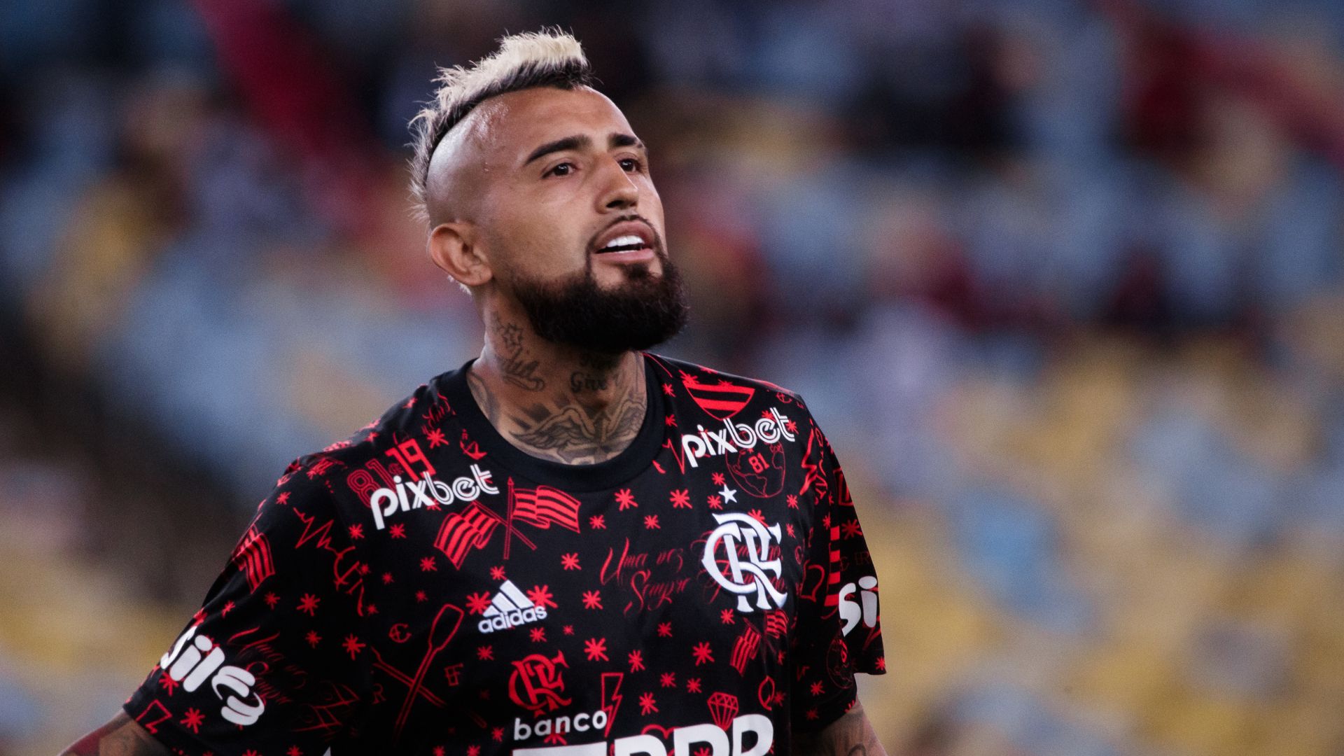 Arturo Vidal em trabalho de aquecimento, no Flamengo