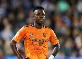 Vini Jr em ação pelo Real Madrid com o uniforme laranja em jogo de LaLiga