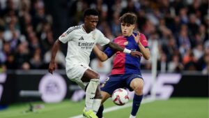Vini Jr sendo marcado por Pau Cubarsí no clássico entre Real Madrid e Barcelona, válido por La Liga