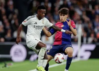 Vini Jr sendo marcado por Pau Cubarsí no clássico entre Real Madrid e Barcelona, válido por La Liga