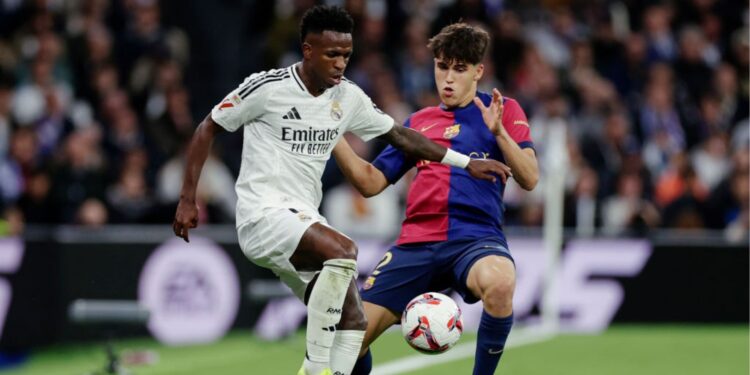 Vini Jr sendo marcado por Pau Cubarsí no clássico entre Real Madrid e Barcelona, válido por La Liga
