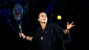 Aryna Sabalenka, tenista bielorrusa, em quadra pelo WTA Finals