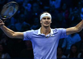 Zverev comemorando vitória contra Alcaraz no ATP Finals