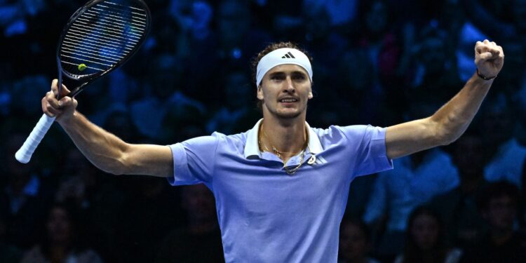 Zverev comemorando vitória contra Alcaraz no ATP Finals