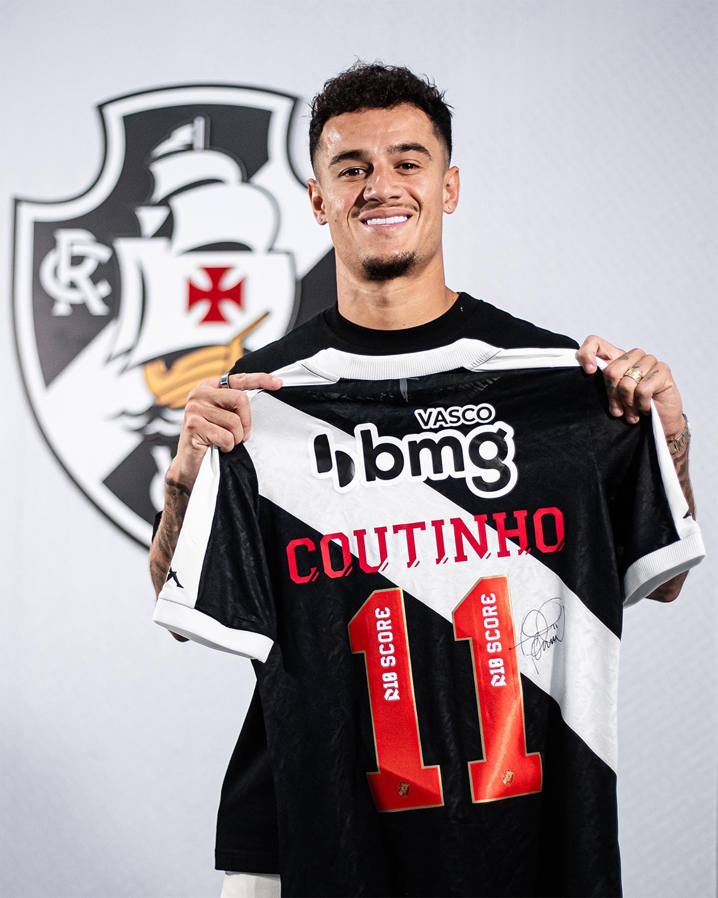 Philippe Coutinho segurando camisa do Vasco - Fonte: @433