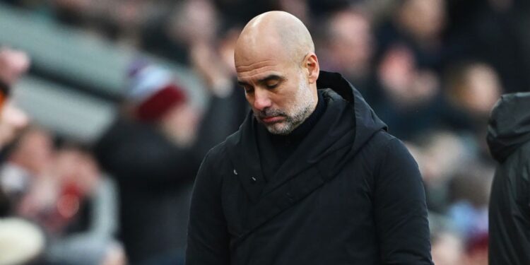 Pep Guardiola, treinador do Manchester City, lamenta gol tomado contra o Aston VIlla