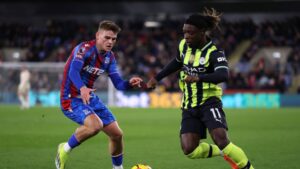 Jeremy Doku, do Manchester City, tenta driblar Justin Devenny, do Crystal Palace