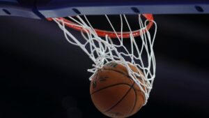 Bola de basquete passa por cesta