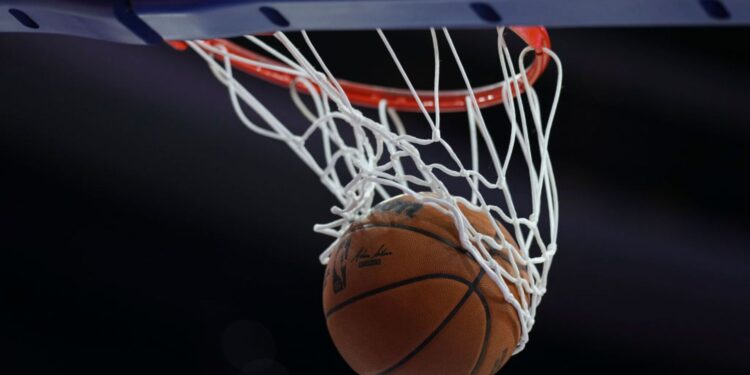 Bola de basquete passa por cesta