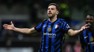 Carlos Augusto, da Inter de Milão, comemora gol marcado contra o Como