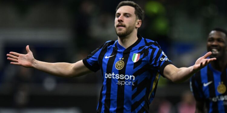 Carlos Augusto, da Inter de Milão, comemora gol marcado contra o Como