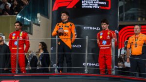 Lando Norris, Carlos Sainz e Charles Leclerc no pódio do GP de Abu Dhabi