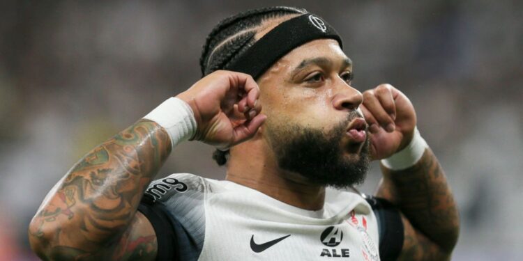 Memphis Depay, do Corinthians, comemora gol marcado contra o Bahia