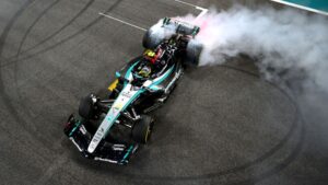 Lewis Hamilton, piloto britânico, faz "zerinhos" após o GP de Abu Dhabi, celebrando sua carreira na Mercedes