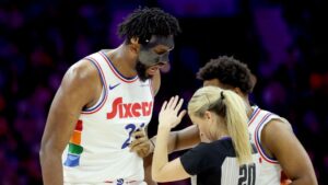 Joel Embiid, do Philadelphia 76ers, confronta arbitragem sobre falta técnica
