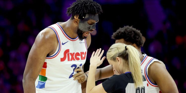 Joel Embiid, do Philadelphia 76ers, confronta arbitragem sobre falta técnica