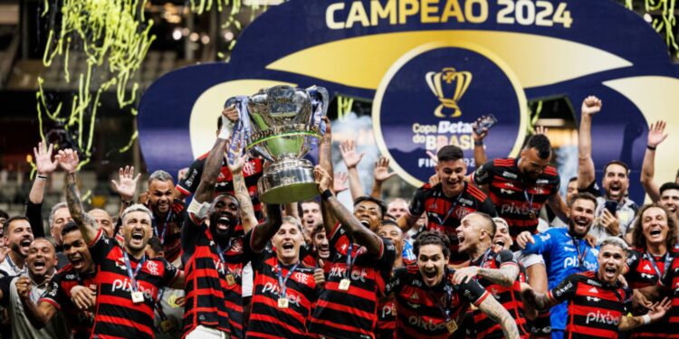 Jogadores do Flamengo levantam a taça de campeão da Copa do Brasil 2024