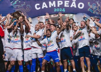 Jogadores do Fortaleza levantam a taça de campeão da Copa do Nordeste 2024