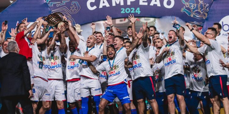 Jogadores do Fortaleza levantam a taça de campeão da Copa do Nordeste 2024