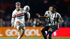 Alan Franco, do São Paulo, tenta dominar a bola enquanto é marcado por Igor Jesus, do Botafogo, em partida válida pelo Brasileirão