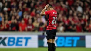 Tomás Cuello, do Athletico-PR, lamenta após clube perder para o RB Bragantino na penúltima rodada do Brasileirão
