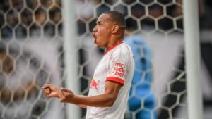 Jhon Jhon, do RB Bragantino, comemora o gol marcado contra o Criciúma