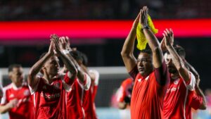 Jogadores do Internacional agradecem a torcida após partida contra o São Paulo, no Morumbis