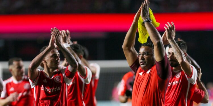 Jogadores do Internacional agradecem a torcida após partida contra o São Paulo, no Morumbis