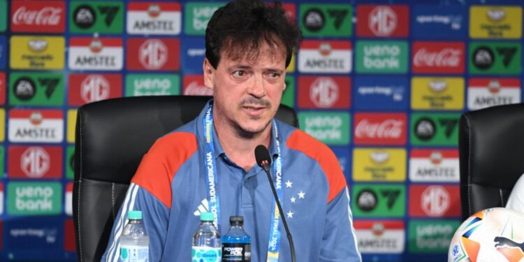 Fernando Diniz, treinador do Cruzeiro, durante entrevista coletva antes da final da Sul-Americana entre Cruzeiro e Racing