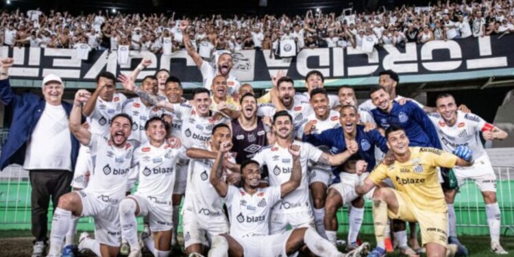 Jogadores do Santos comemoram acesso à Série A com a torcida