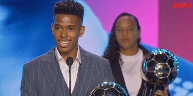 Estêvão, do Palmeiras, discursa após receber o prêmio de revelação do ano no Bola de Prata